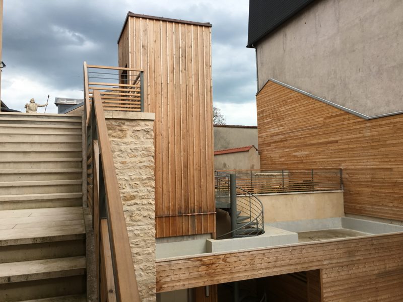 Agence Caillault ACMH – Porte St Georges, Nancy – Matériaux et habillages des aménagements dominante bois-métal. Nouveaux locaux avec un bardage bois inspiré