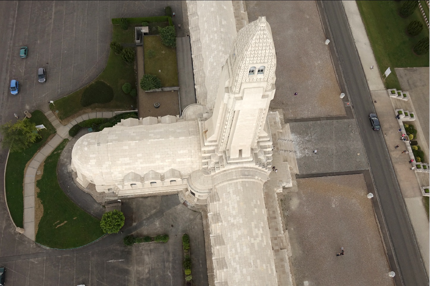 Agence Caillault ACMH – Ossuaire de Douaumont – Vue aérienne de l’ossuaire restauré