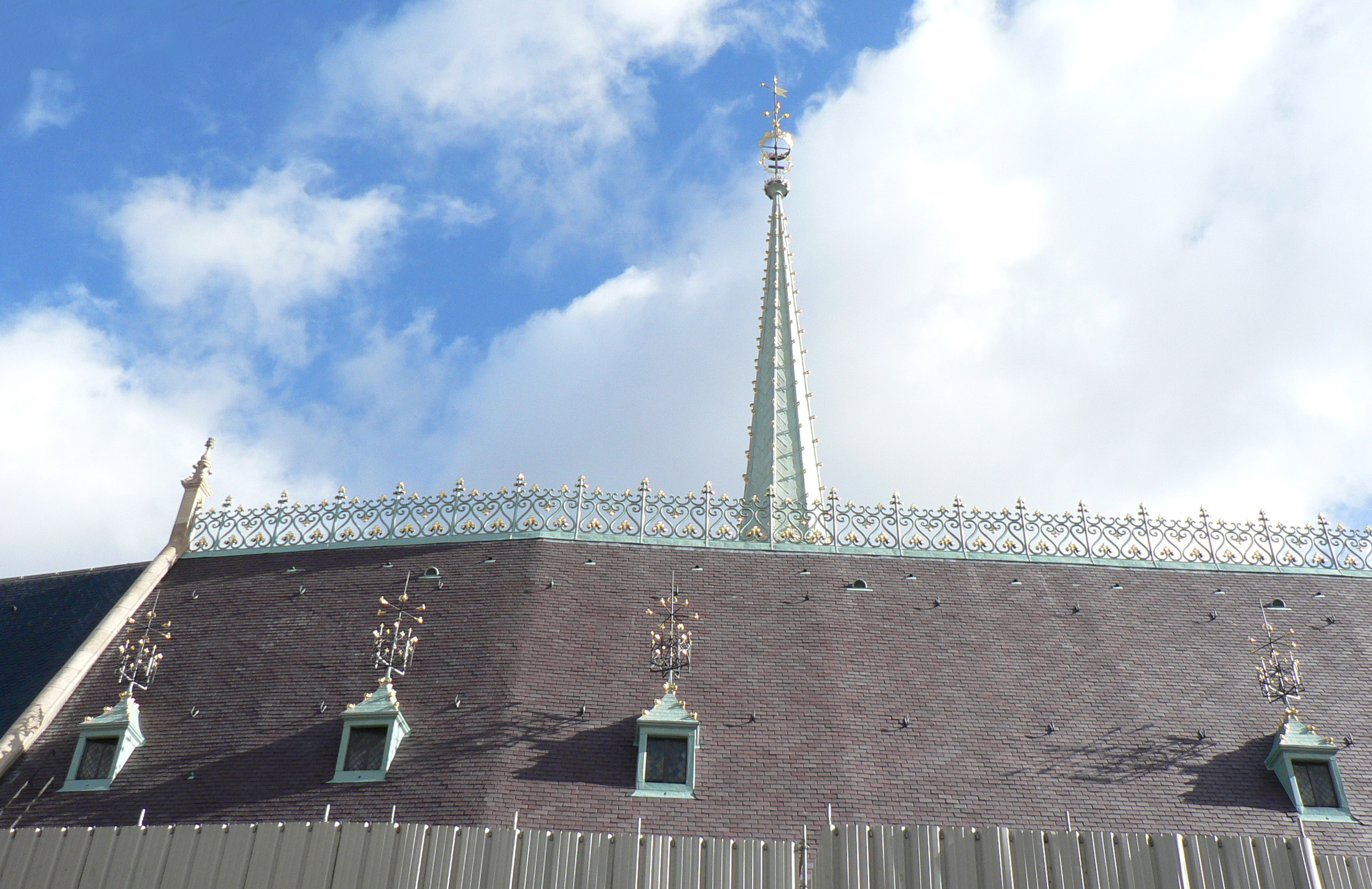Agence Caillault ACMH -Palais ducal – Nancy – Vue de la toiture restaurée depuis la Grande rue