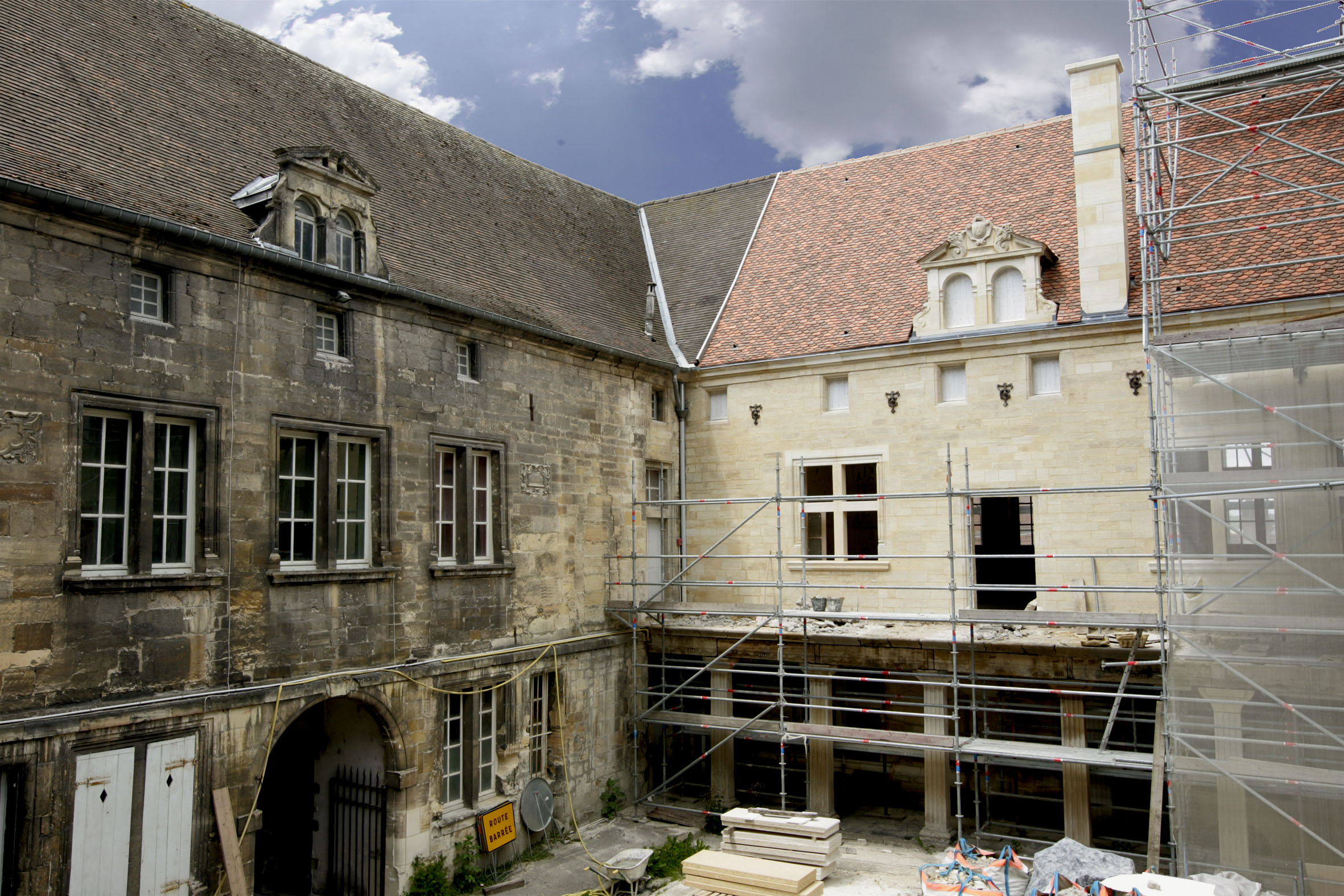 Agence Caillault ACMH – Collège Gilles de Trêves – Bar-le-Duc – Aile intérieure ouest avant restauration et aile intérieure nord en cours de restauration