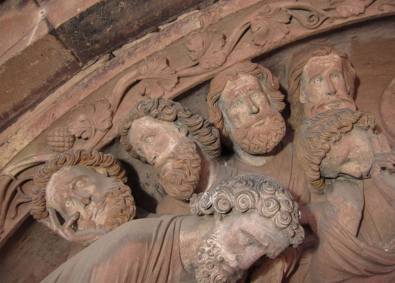 Agence Caillault ACMH – Transept sud de la Cathédrale – Strasbourg – Detail du tympan ouest de la façade sud avec traces de polychromie avant restauration