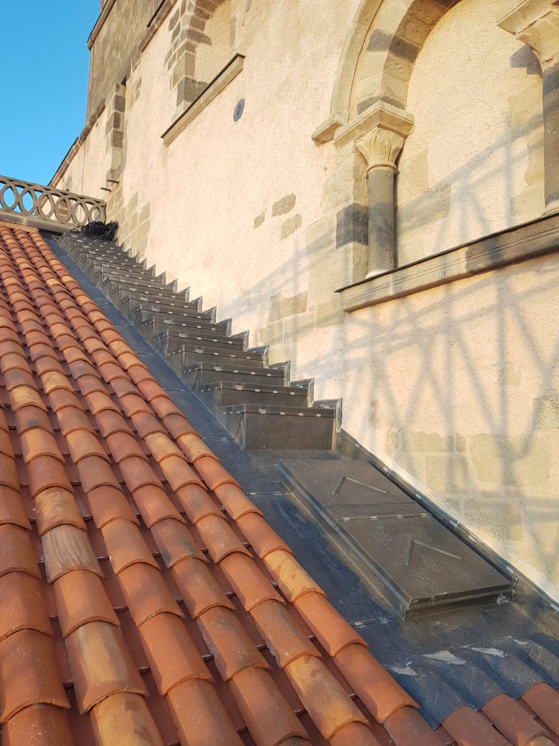 Agence Caillault ACMH – ISSOIRE – Abbatiale Saint-Austremoine – La nouvelle couverture en tuiles