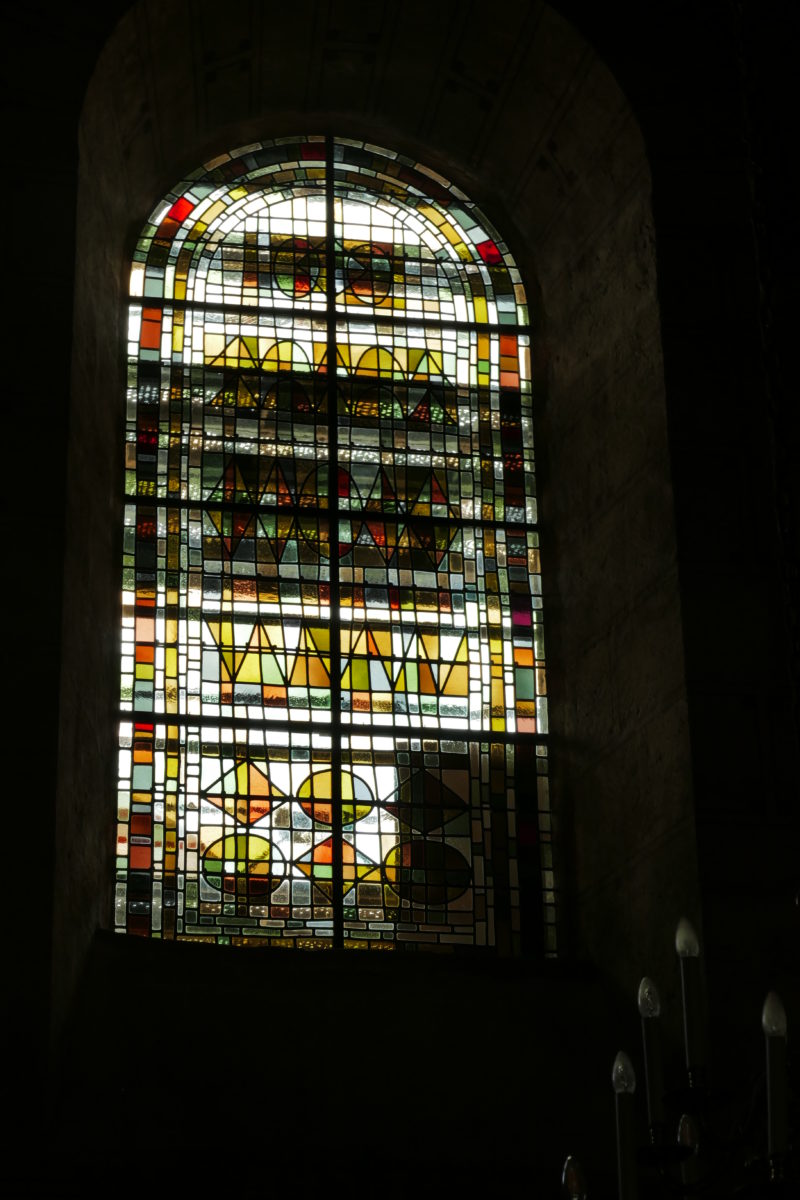 Agence Caillault ACMH – ISSOIRE – Abbatiale Saint-Austremoine – Vitrail de la nef après restauration (2)