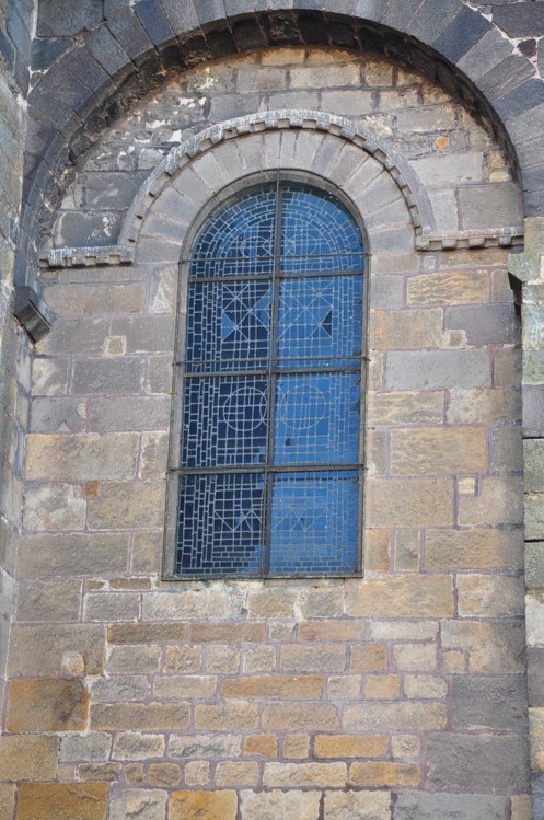 Agence Caillault ACMH – ISSOIRE – Abbatiale Saint-Austremoine – Vitrail de la nef avant restauration