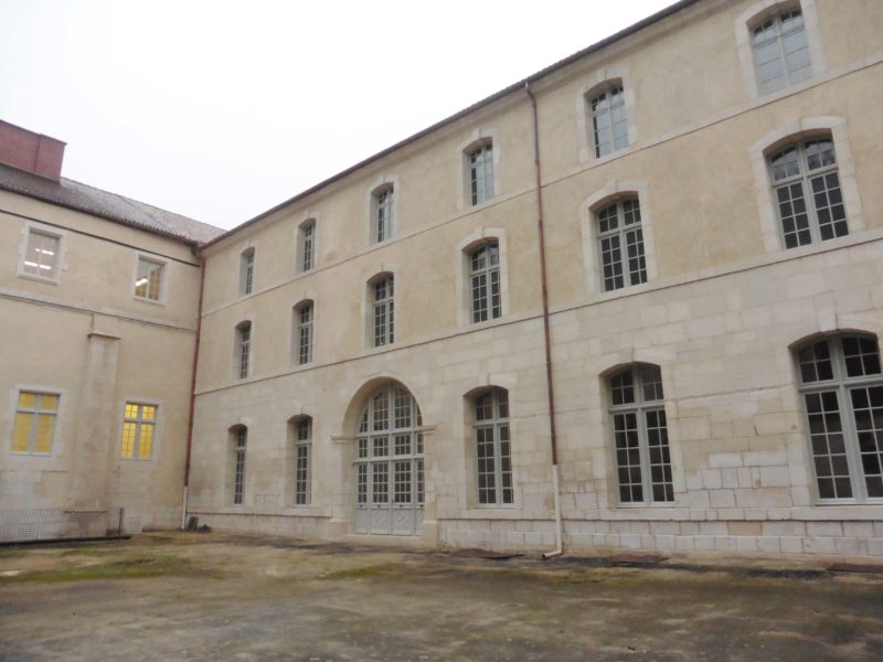 Agence Caillault ACMH – Abbaye de Saint-Mihiel – Façades du cloître après restauration