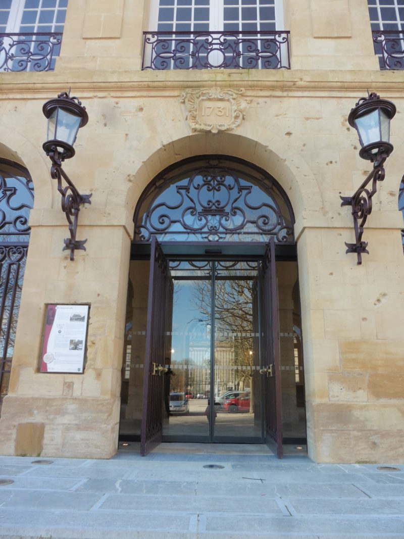 Agence Caillault ACMH – Ancien hôtel de ville – Longwy –  Porte d’entrée après restauration et aménagement d’une rampe