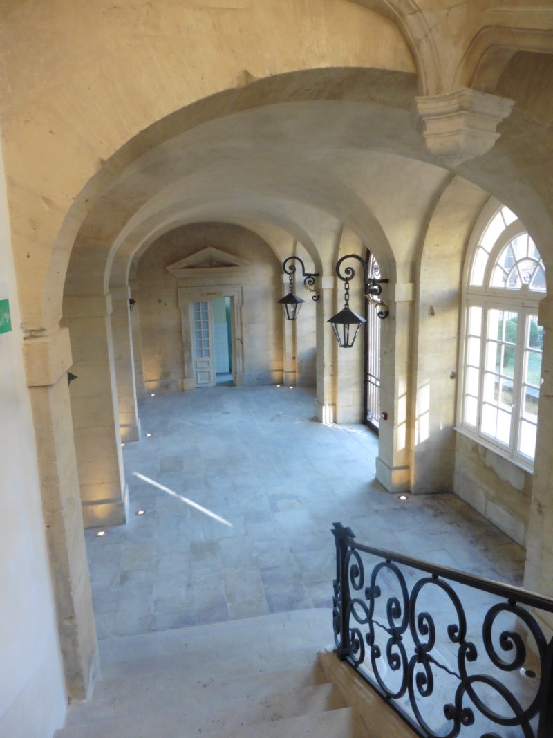 Agence Caillault ACMH – Ancien hôtel de ville – Longwy –  Vestibule après restauration et mise en lumière