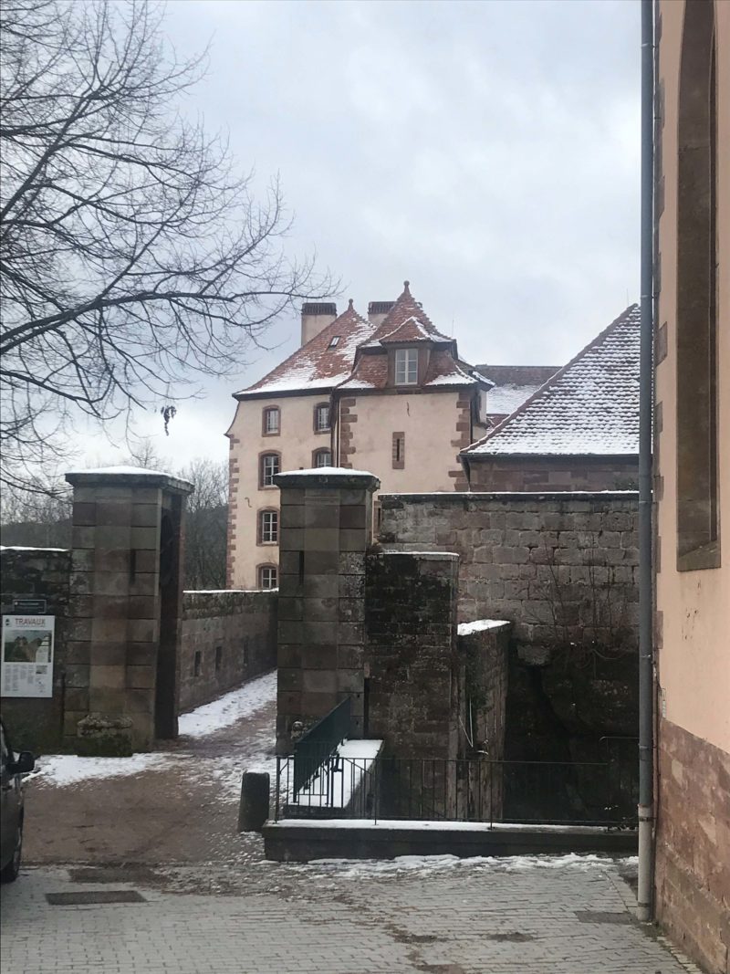 Agence Caillault ACMH – LA-PETITE-PIERRE – Château de Lützelstein – Vue de l’entrée du château sous la neige