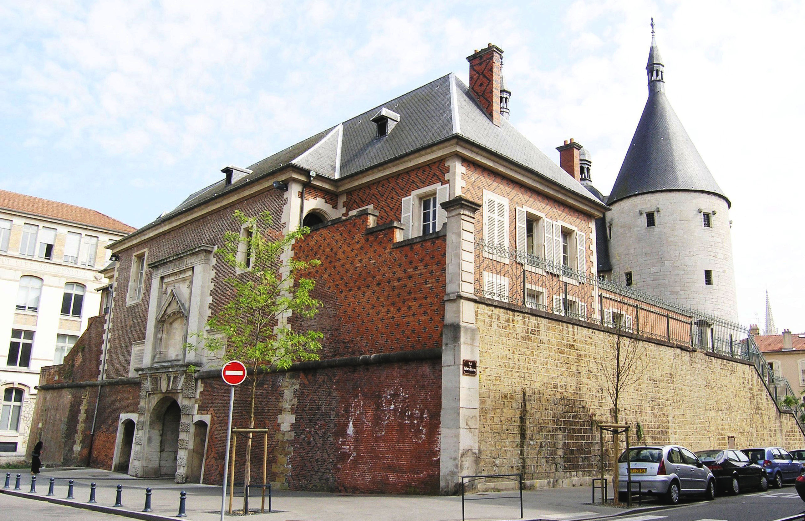 Agence Caillault ACMH – Porte de la Craffe – Nancy – Vue du pavillon et de l’entrée avant restauration