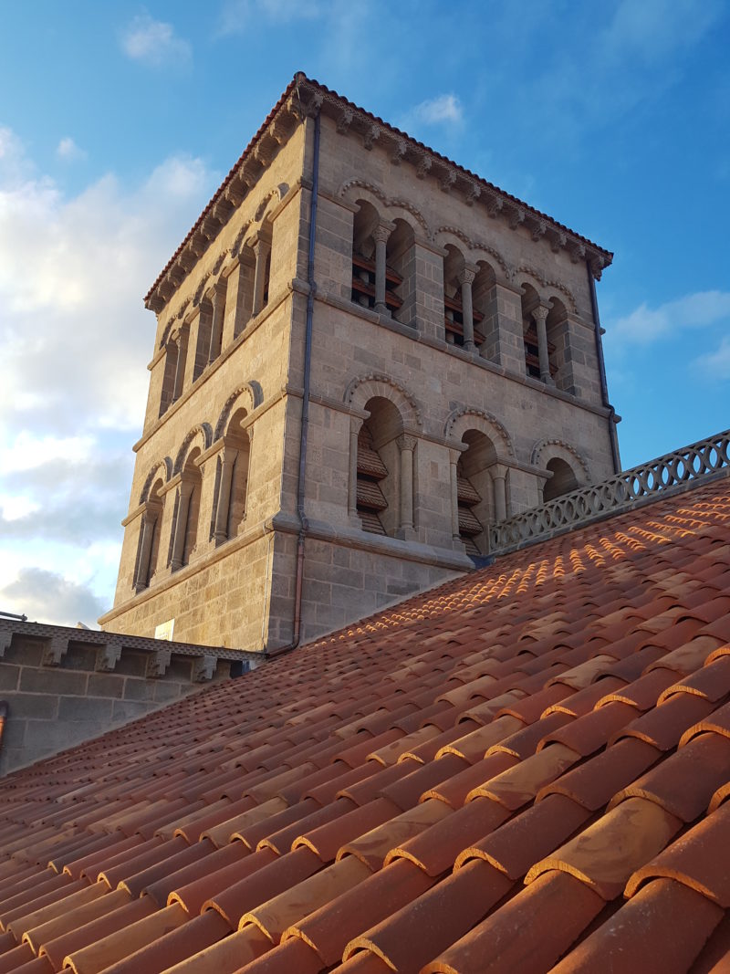 Agence Caillault ACMH – ISSOIRE – Abbatiale Saint-Austremoine – Tour de la croisée du transept et de la nouvelle couverture en tuiles