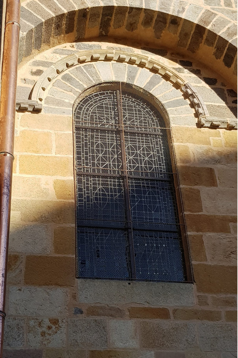 Agence Caillault ACMH – ISSOIRE – Abbatiale Saint-Austremoine – Vitrail de la nef après restauration