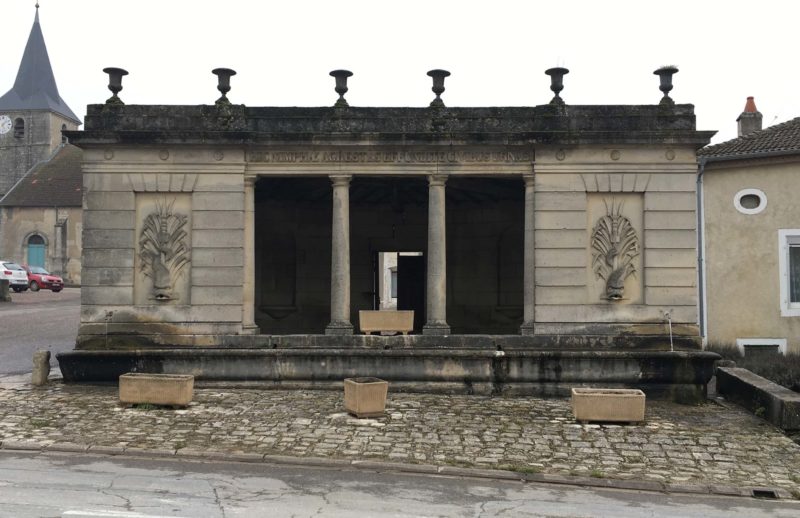 Agence Caillault ACMH – Grand lavoir-fontaine – Houdelaincourt –  Façade principale avant restauration